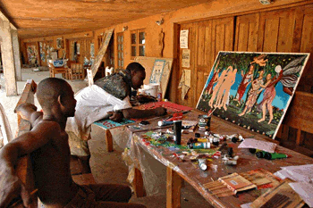 Esprit r. und Assistent l. im Atelier Adeagbo Benin
